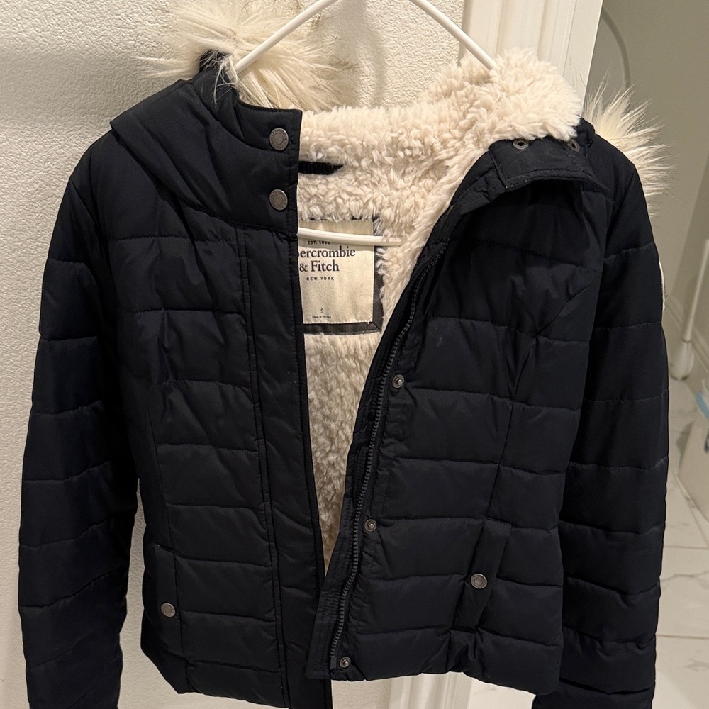 Abercrombie & Fitch Navy Puffer Jacket with Cream Faux Fur